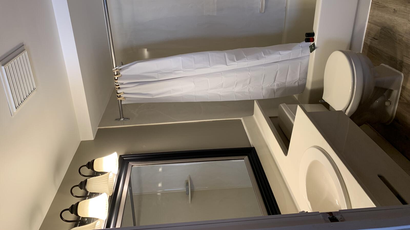 隆多汽车旅馆浴室